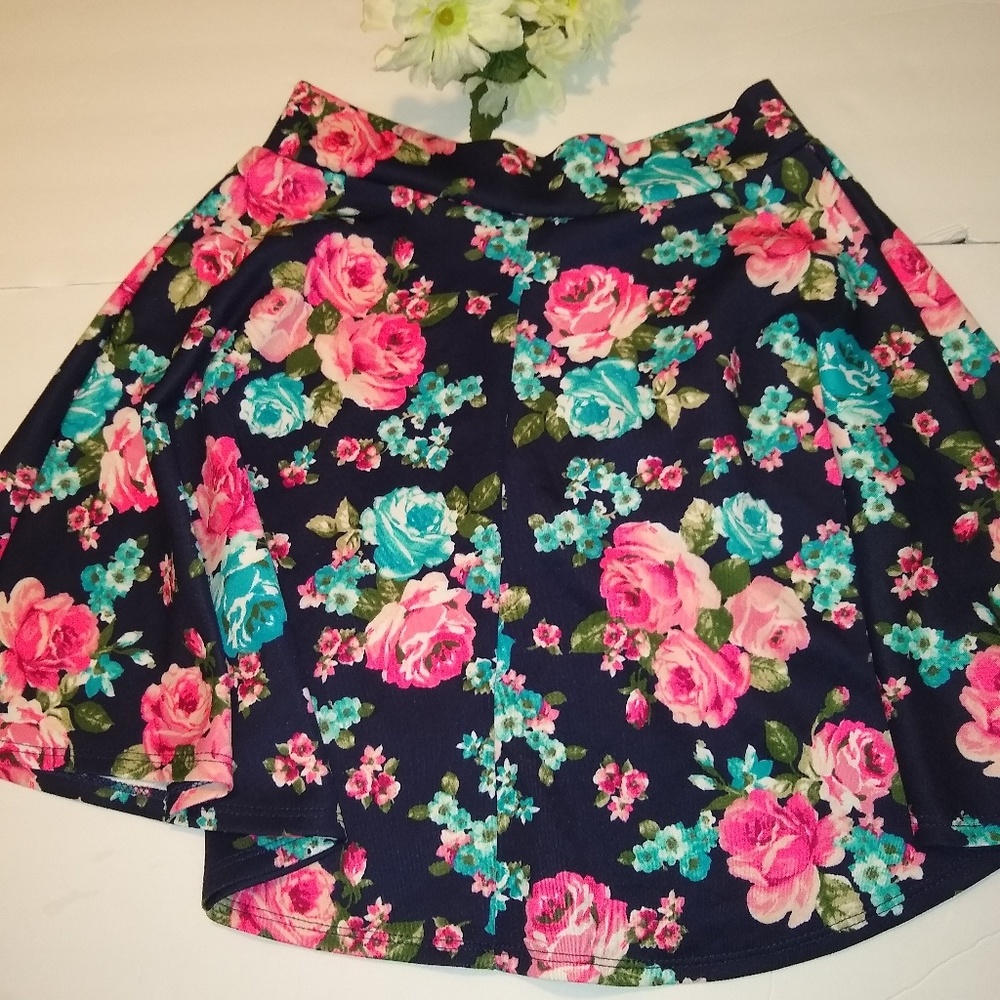 Floral round skater skirt size medium